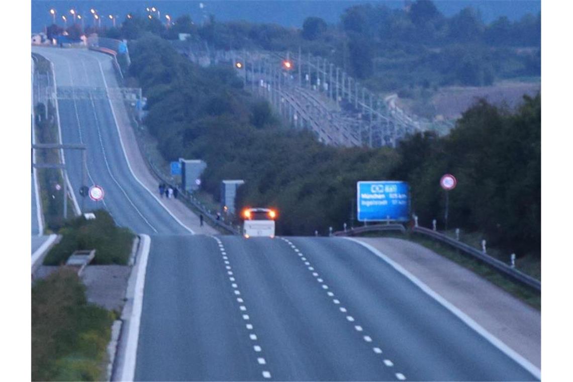 Der betroffene Reisebus steht auf der Autobahn 9 in Fahrtrichtung München. Foto: Ralph Goppelt/Vifogra/dpa