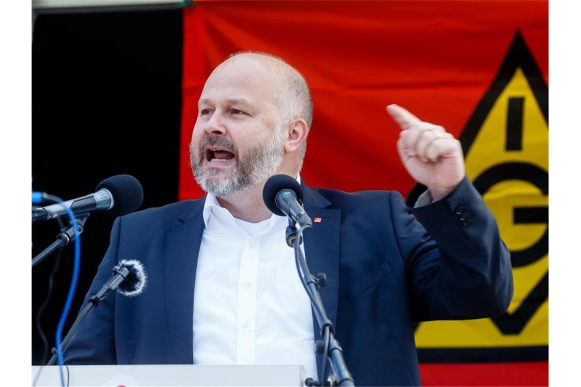 Der Bezirksleiter der IG Metall Küste, Daniel Friedrich, spricht bei einem Warnstreik vor dem Werk von Airbus in Hamburg-Finkenwerder. Foto: Markus Scholz/dpa