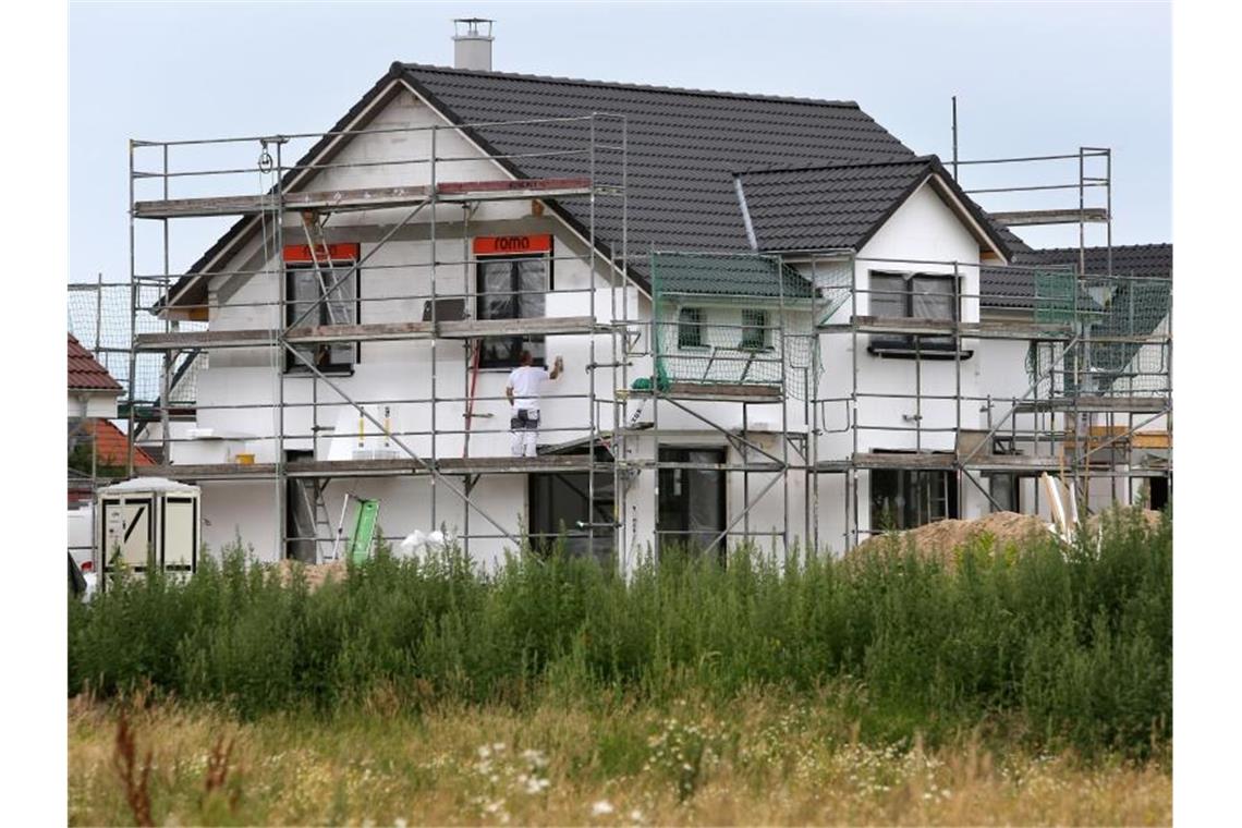 Der BGH entschied, dass Banken keine extra Gebühr für die Umschuldung von Immobilienkrediten nehmen dürfen. Foto: Bernd Wüstneck