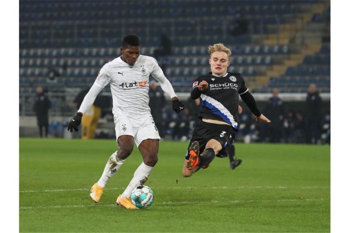 Schalke verliert bei Gross-Debüt - Leipzig an der Spitze Der Bielefelder Amos Pieper (r) kann das Tor von Breel Embolo nicht verhindern. Foto: Friso Gentsch/dpa