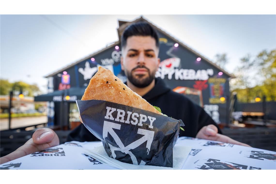 Der Bielefelder Dönerketten-Betreiber Sergen Kolcu hat sich die Marke „Krispy Kebab“ vor Jahren rechtlich schützen lassen.