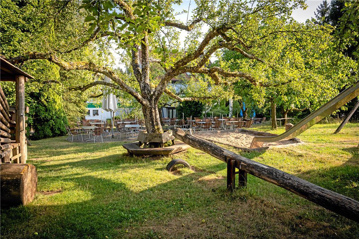 Der Biergarten des Landgasthof Birkenhof im Weiler Schlichenhöfle ist von Mitte April bis Oktober geöffnet. Foto: Alexander Becher