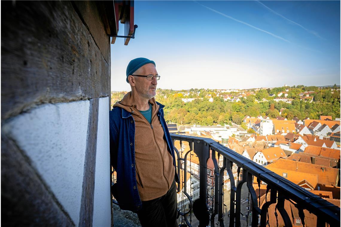 Der Bildhauer und Puppenspieler Gregor Oehmann blickt mit großem Wohlwollen auf das kulturelle Angebot in der Stadt. Fotos: Alexander Becher