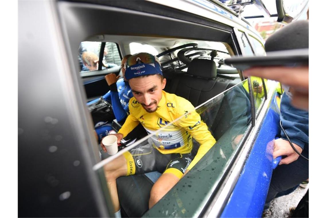 Schlammlawine stoppt Alpen-Spektakel - Bernal holt Gelb Der bis dato Gesamtführende Julian Alaphilippe steigt nach dem Abbruch der 19. Etappe ins Begleitauto. Foto: David Stockman/BELGA