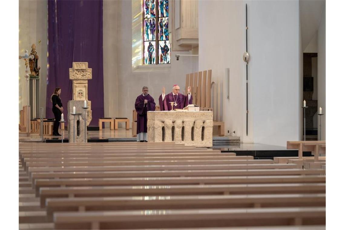Gottesdienste in Rottenburg-Stuttgart ab 9. Mai Der Bischof des Bistums Rottenburg-Stuttgart, Gebhard Fürst (l), feiert am Sonntagvormittag im Rottenburger Dom die heilige Messe wegen der Coronavirus-Pandemie ohne Gläubige. Foto: Jochen Wiedemann/Diözese Rottenburg-Stuttgart/dpa/Archivbild