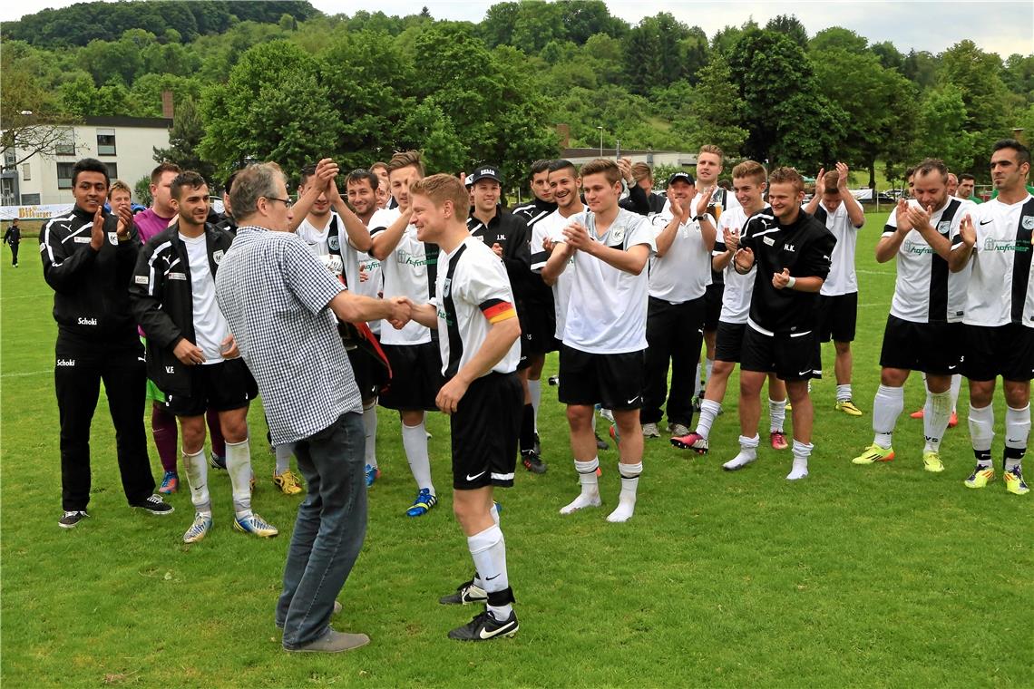 Stolz aufs Erreichte, gefeiert wird später Der bisherige Höhepunkt: Kapitän Mathias Treml nimmt die Gratulation zum Bezirkspokalsieg 2014 entgegen.