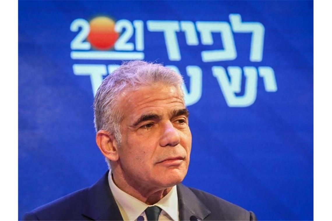 Israel: Netanjahu-Gegner dringen auf Vereidigung Der bisherige Oppositionsführer Jair Lapid teilte Präsident Rivlin kurz vor Ablauf einer Frist mit, er habe ein Bündnis von acht Parteien aus allen politischen Lagern geschmiedet. Foto: Ilia Yefimovich/dpa