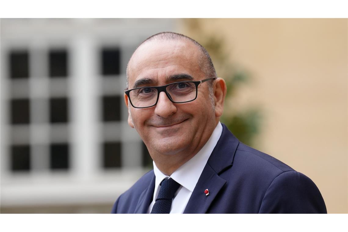 Schwerer Start für Regierung in Paris - Misstrauensanträge Der bisherige Pariser Polizeichef Nuñez wird neuer Innenminister.