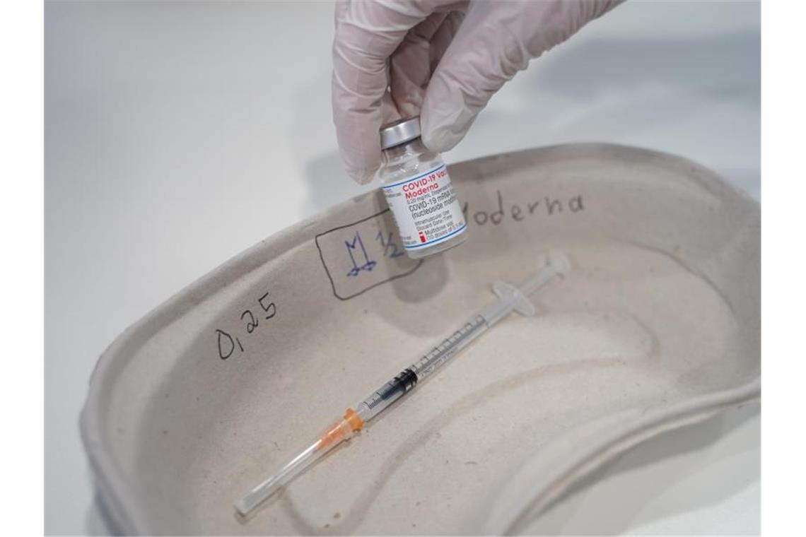 Moderna startet klinische Studie zu Omikron-Impfstoff Der bislang verwendete Corona-Impfstoff von Moderna wird in einem Impfzentrum vorbereitet. Foto: Jörg Carstensen/dpa