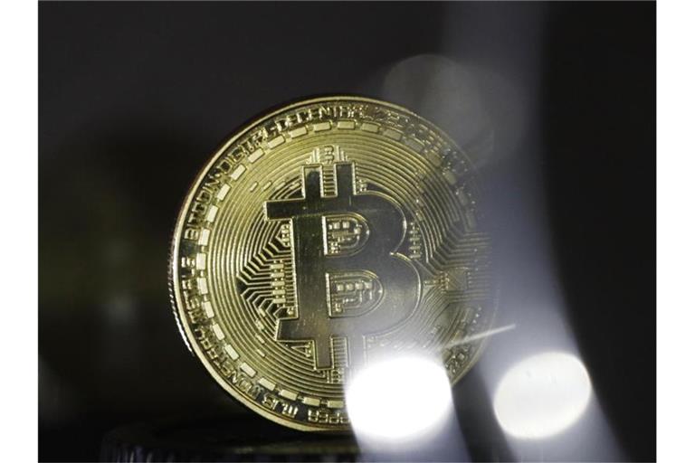 Der Bitcoin-Höhenflug hat die Digitalwährung am Dienstag erstmals in ihrer Geschichte über die Marke von 50.000 US-Dollar getrieben. Foto: Ina Fassbender/dpa
