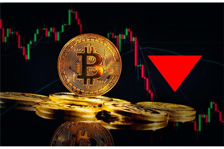 Der Bitcoin ist nach seinem Rekordhoch deutlich gefallen. Politische Unsicherheit, Gewinnmitnahmen und Notenbank-Sorgen belasten den Kurs.