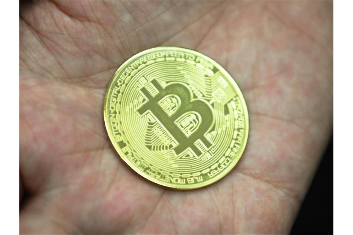 Bitcoin erholt sich weiter Der Bitcoin-Kurs fiel Mitte Mai auf 30.000 Dollar, nachdem er einen Monat zuvor noch fast 65.000 Dollar gekostet hatte. Foto: Nicolas Armer/dpa/Symbolbild