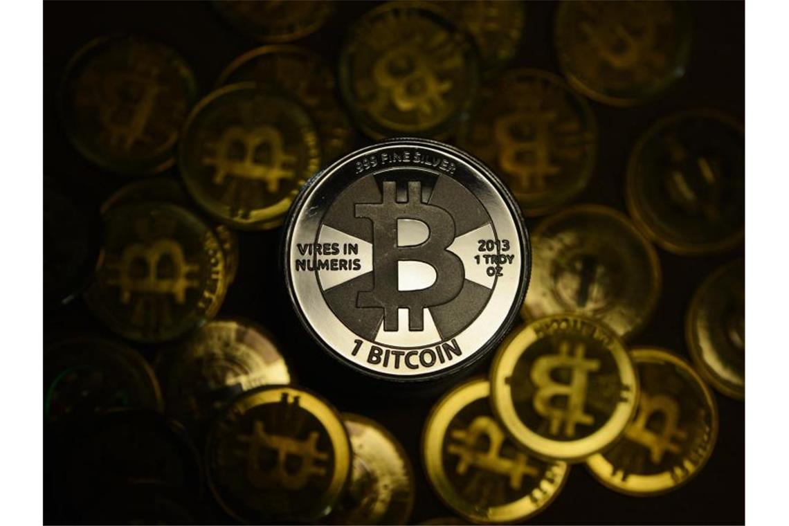 Der Bitcoin-Kurs lag zwischenzeitlich wieder bei über 45.000 US-Dollar. Foto: Jens Kalaene/dpa-Zentralbild/dpa-tmn