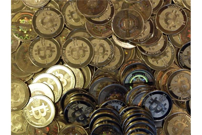 Der Bitcoin schwankt weiter stark - ausgelöst durch Äußerungen von Elon Musk. Foto: Rick Bowmer/AP/dpa