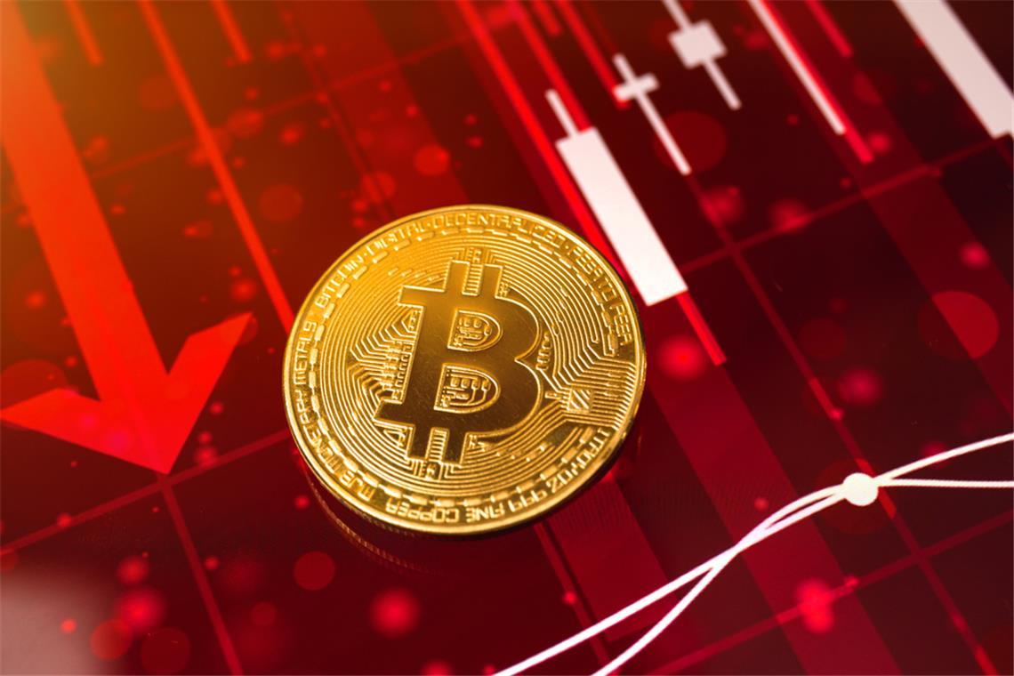 Der Bitcoin steht am Dienstag mit einem Kursrutsch von 6 % deutlich unter Druck und rückt für Anleger wieder in den Fokus. Aber was steckt hinter dem Kursrückgang?