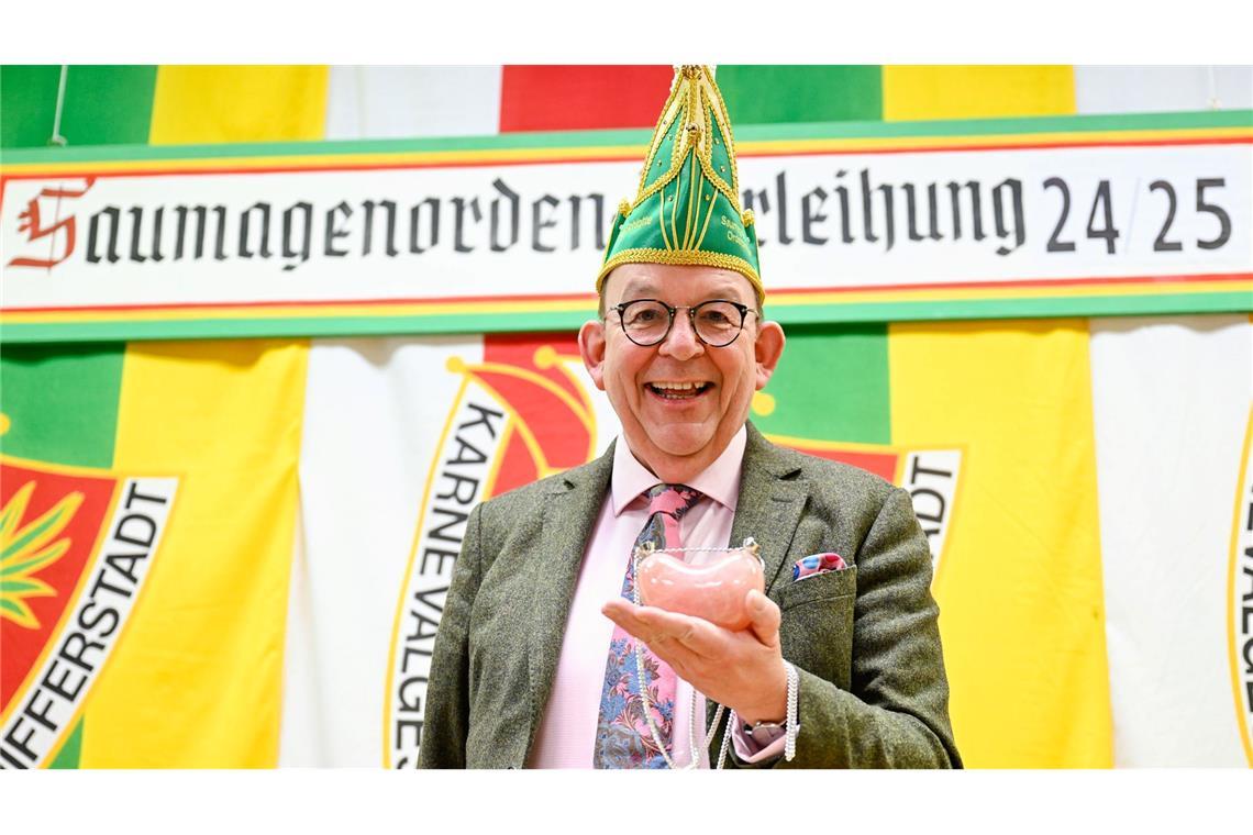 Bilder des Tages Der bizarre Preis den alle haben wollen: Denis Scheck, Literaturkritiker, hält vor der Verleihung des 32. Pfälzer "Saumagen-Ordens" den Preis in den Händen.