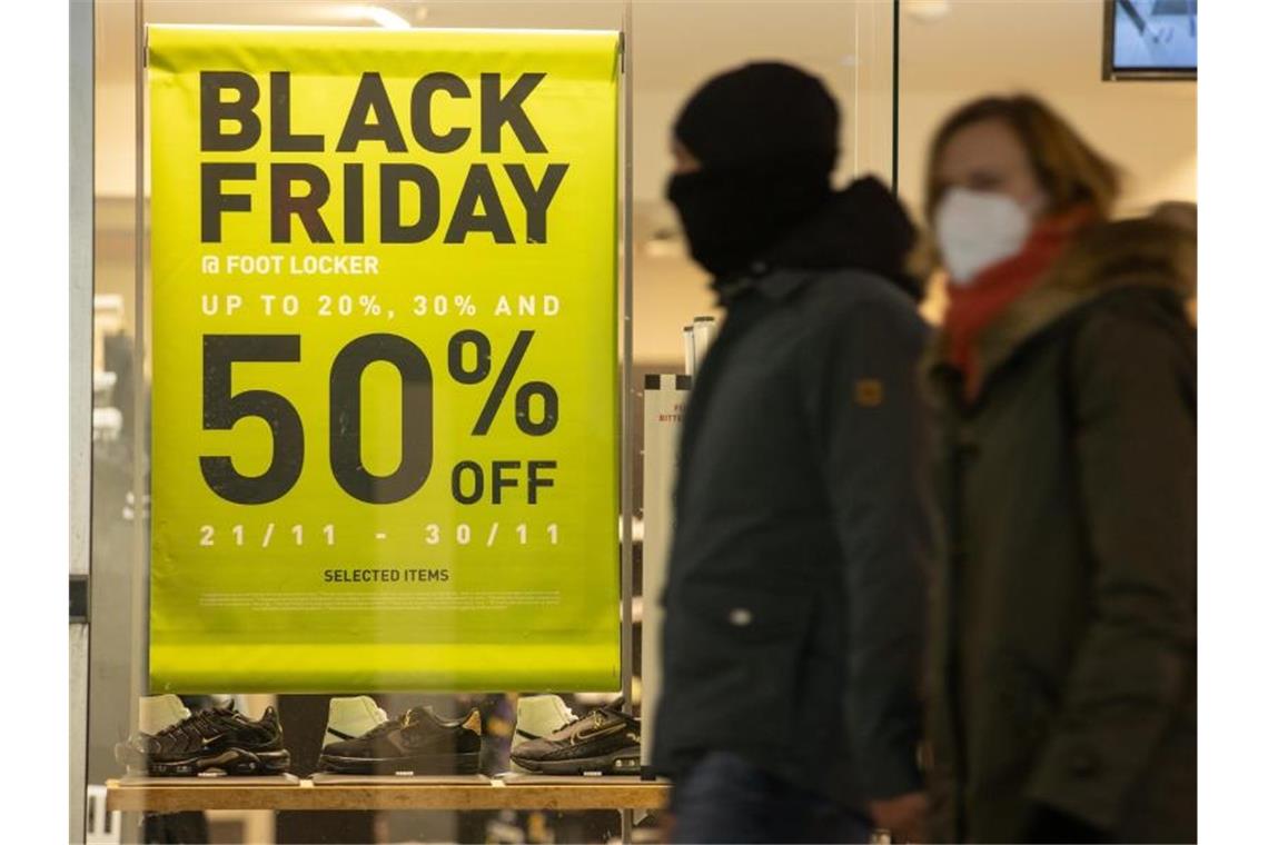 Rekordumsätze an Black Friday und Cyber Monday erwartet Der Black Friday findet am 26. November statt, der Cyber Monday drei Tage später am 29. November. Foto: Friso Gentsch/dpa
