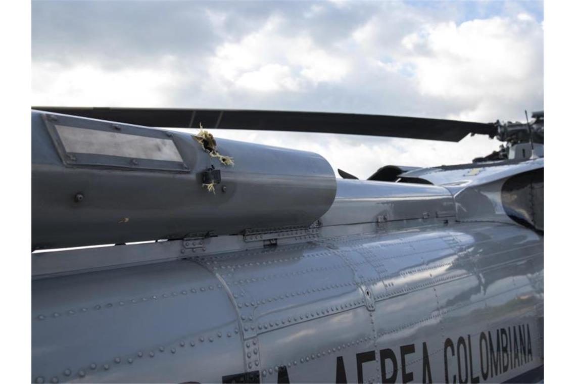 Helikopter von Kolumbiens Präsidenten Duque beschossen Der Blackhawk-Hubschrauber des kolumbianischen Präsident Ivan Duque hat mindestens sechs Treffer abbekommen. Foto: Cesar Carrion/Präsidentschaft von Kolumbien via AP/dpa