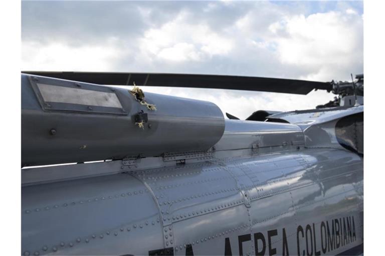 Der Blackhawk-Hubschrauber des kolumbianischen Präsident Ivan Duque hat mindestens sechs Treffer abbekommen. Foto: Cesar Carrion/Präsidentschaft von Kolumbien via AP/dpa