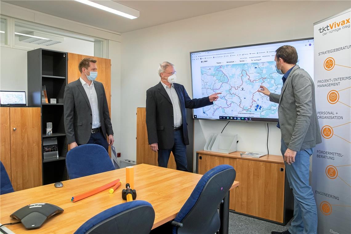 Der Chefkritiker will es besser machen Der Blick auf den Breitbandatlas macht Andreas Brunold (Mitte) keine Freude: Beim Glasfasernetz ist Backnang noch ein fast weißer Fleck. Die Geschäftsführer der Firma tkt Vivax, Sven Siebrands (links) und Florian Donath, wüssten, wie sich der Ausbau beschleunigen ließe.Foto: J. Fiedler