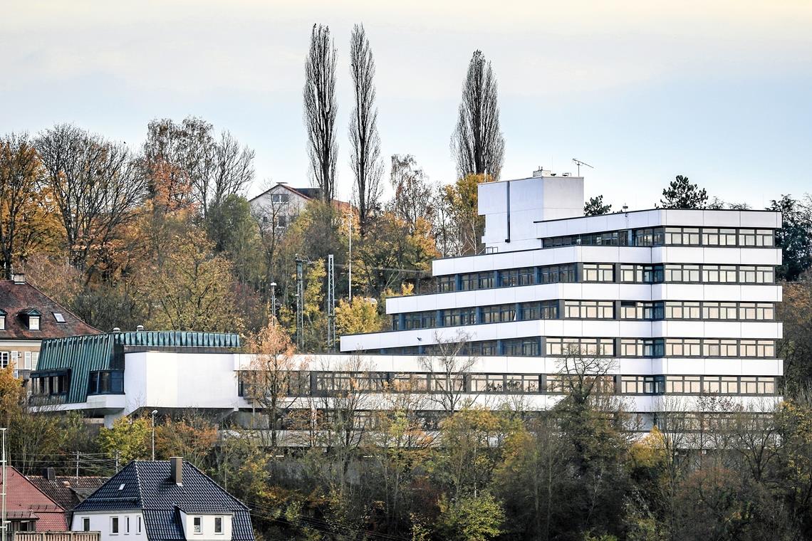 Der Blick auf die Gebäude des Rems-Murr-Kreises, hier die Außenstelle des Landratsamts in Backnang, offenbart einigen Sanierungsbedarf zum Klimaschutz. Foto: A. Becher