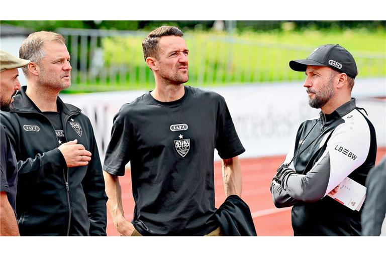 Der Blick beim VfB Stuttgart richtet sich nach vorne: Sportvorstand Fabian Wohlgemuth, Sportdirektor Christian Gentner und Trainer Sebastian Hoeneß (von links)