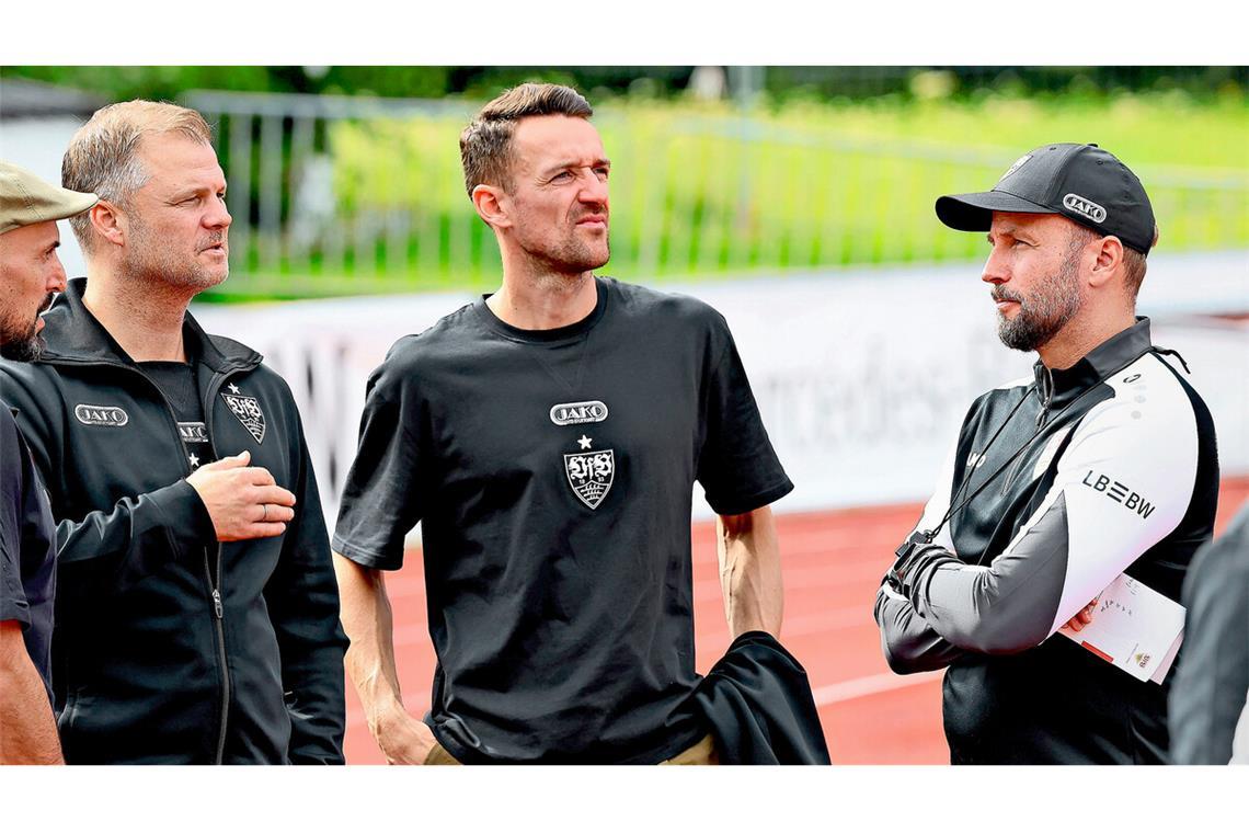 Der Blick beim VfB Stuttgart richtet sich nach vorne: Sportvorstand Fabian Wohlgemuth, Sportdirektor Christian Gentner und Trainer Sebastian Hoeneß (von links)