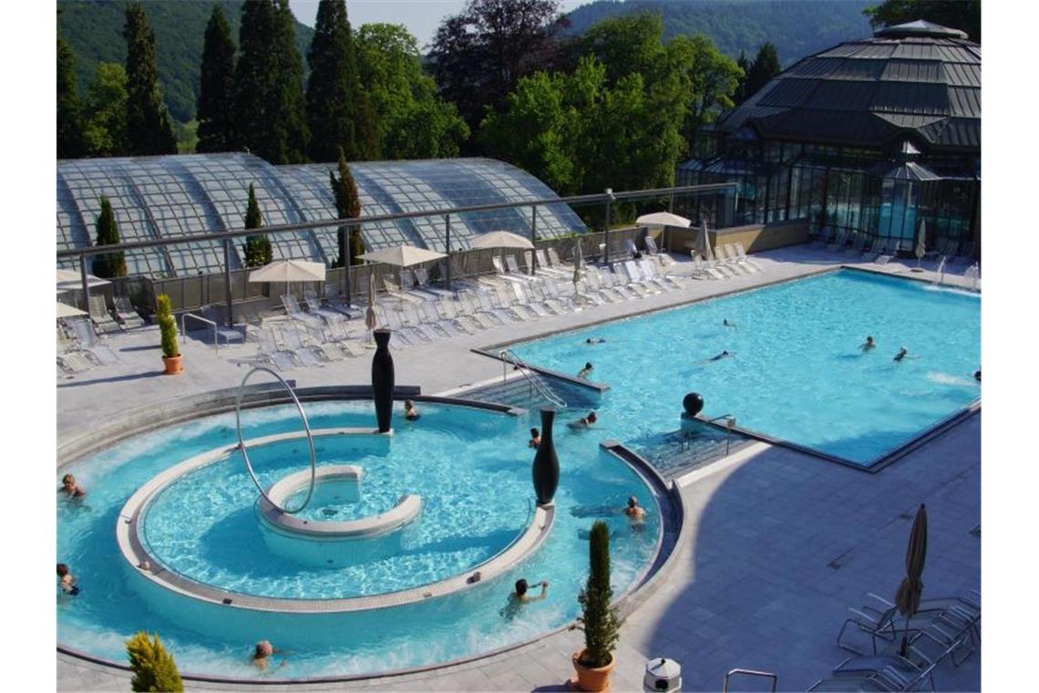 Der Blick fällt auf zwei Wasserbecken der Cassiopeia Therme in Badenweiler. Foto: Karin Schmeißer/Badenweiler Thermen und Touristik GmbH/dpa-tmn/Archivbild