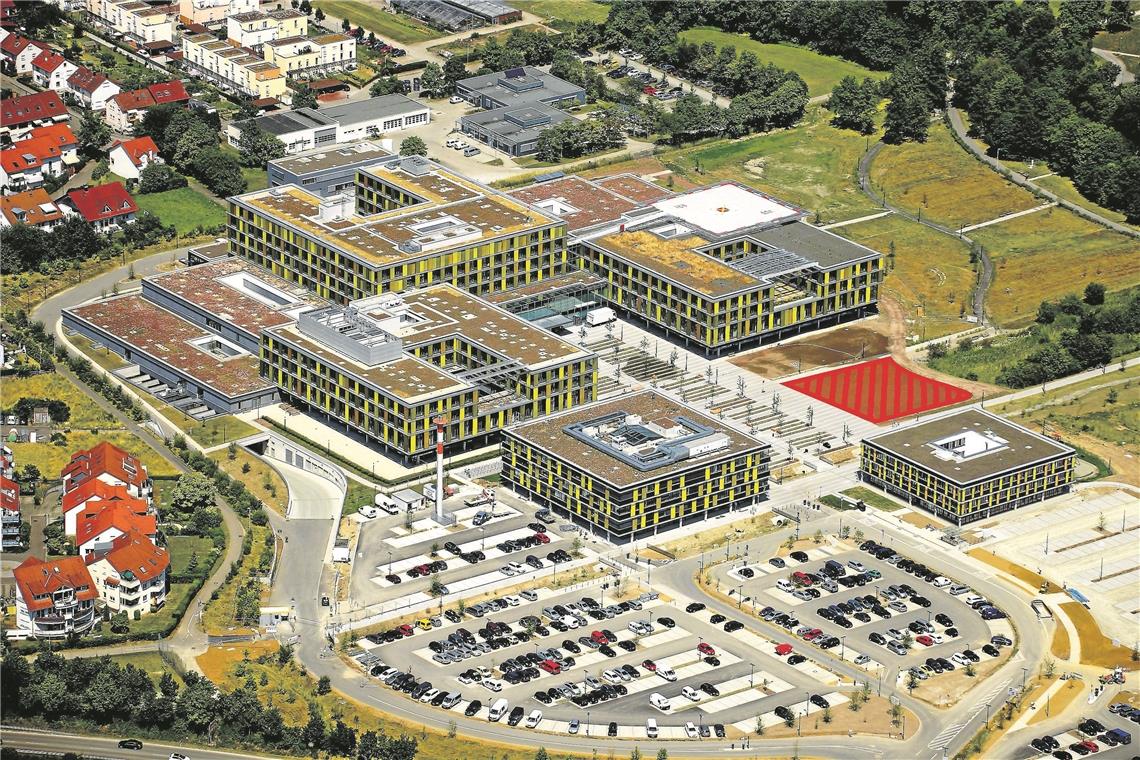 Der Blick geht nach vorne: Das neue Krankenhaus in Winnenden ist voll ausgelastet, nun plant der Landkreis eine Erweiterung. Auf der rot markierten Fläche soll ein weiterer Bau mit 47 Planbetten entstehen. Foto: Rems-Murr-Kliniken/G. Plessing/
