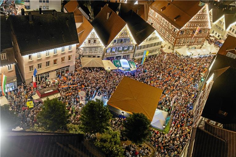 Der Blick vom Stadtturm zeigt: Beim Zapfenstreich am Montagabend ist der Marktplatz proppenvoll. Foto: Alexander Becher