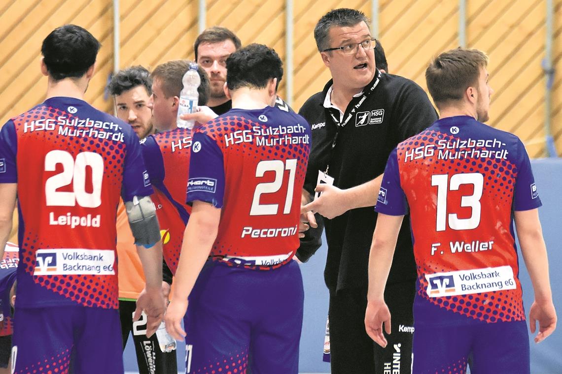 HSG strebt den Wiederaufstieg an Der Blick von Trainer Alexander Belz und der HSG-Handballer ist nicht mehr zurück, sondern nach vorne gerichtet. Foto: T. Sellmaier