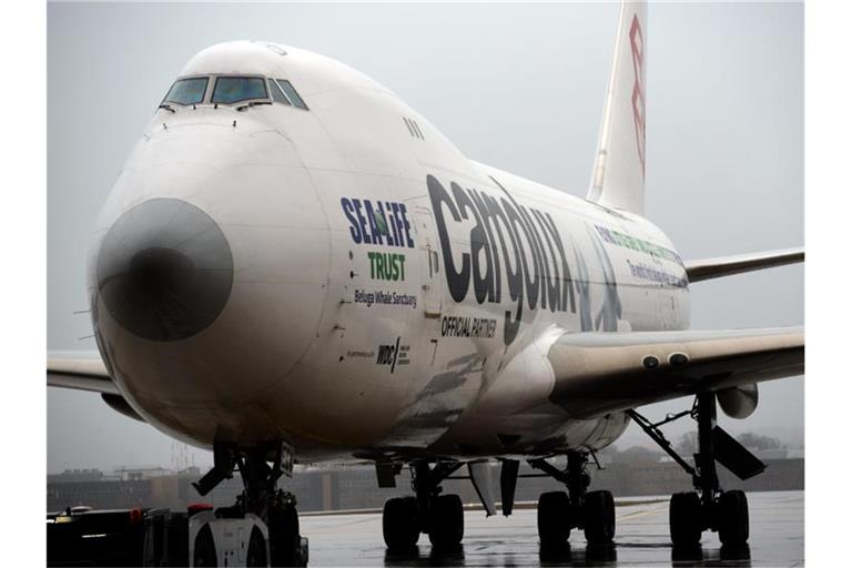 Der blinde Passagier versteckte sich im vorderen Fahrwerksbereich des Frachtflugzeuges. Foto: Harald Tittel/dpa/Symbolbild