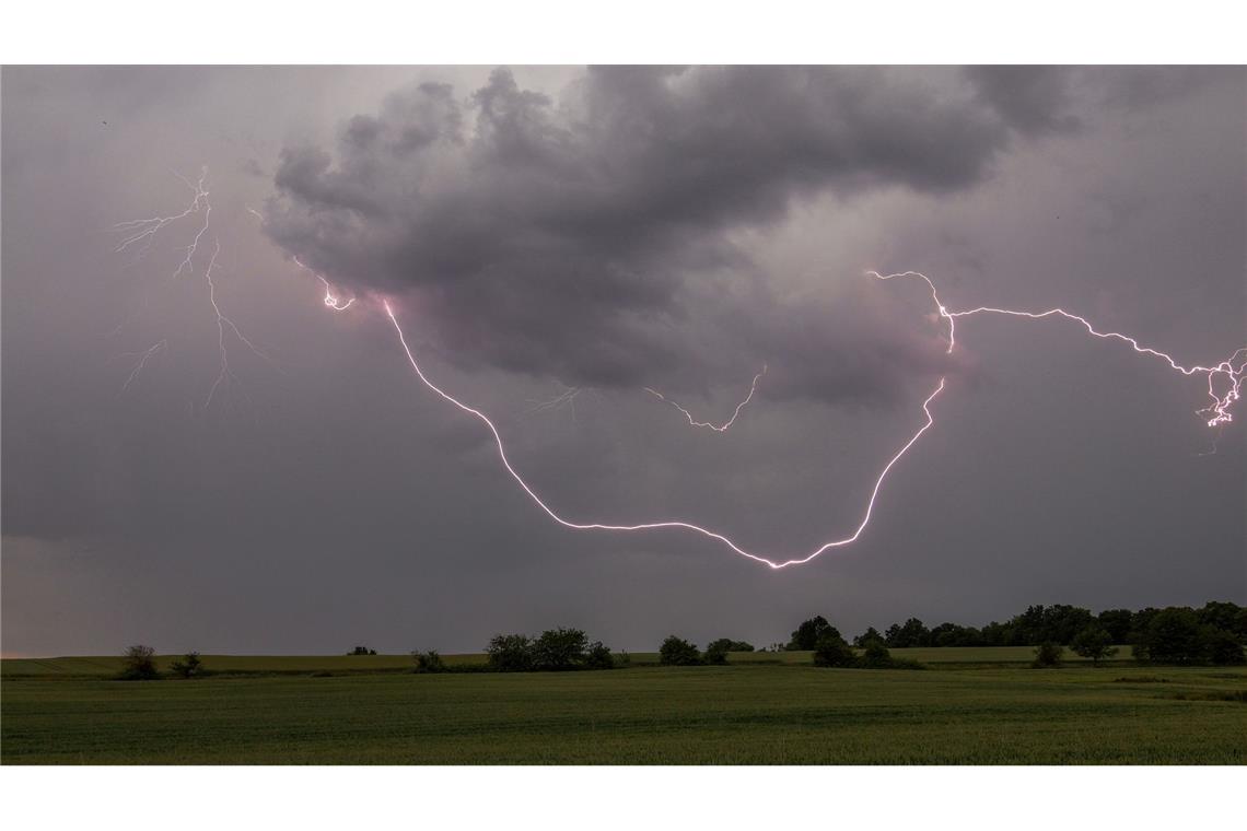 Bilder des Tages Der Blitz eines Gewitters ist am Nachmittag über einem Feld bei Oberursel-Oberstedten zu sehen.