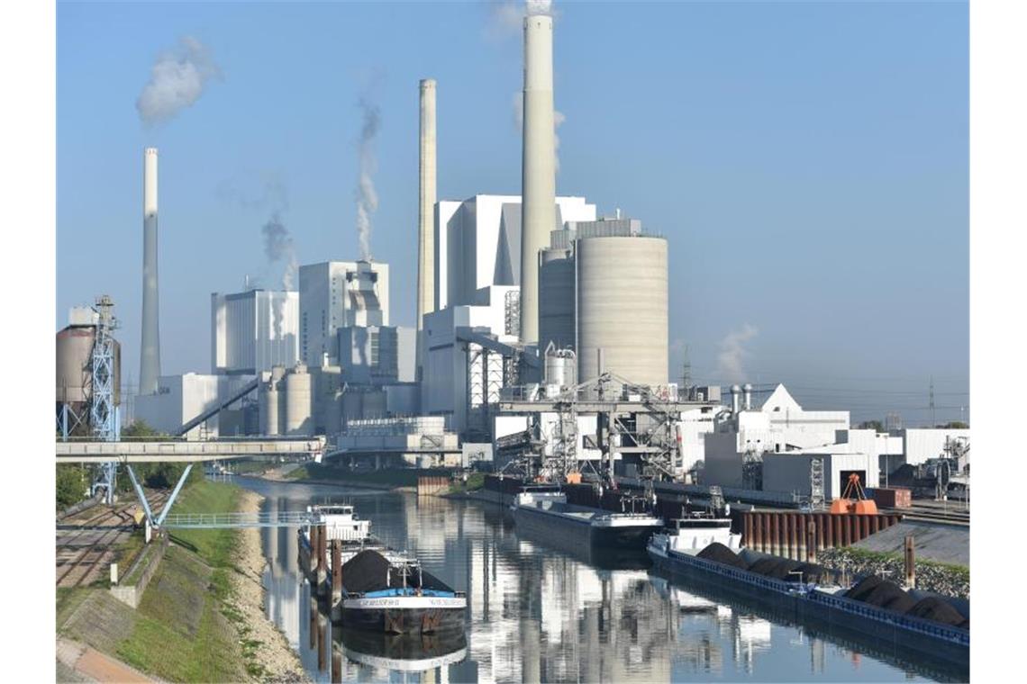 Der Block 9 des Großkraftwerkes Mannheim ist am Rhein vor weiteren Kraftwerksblöcken zu sehen. Foto: picture alliance / dpa/Archivbild