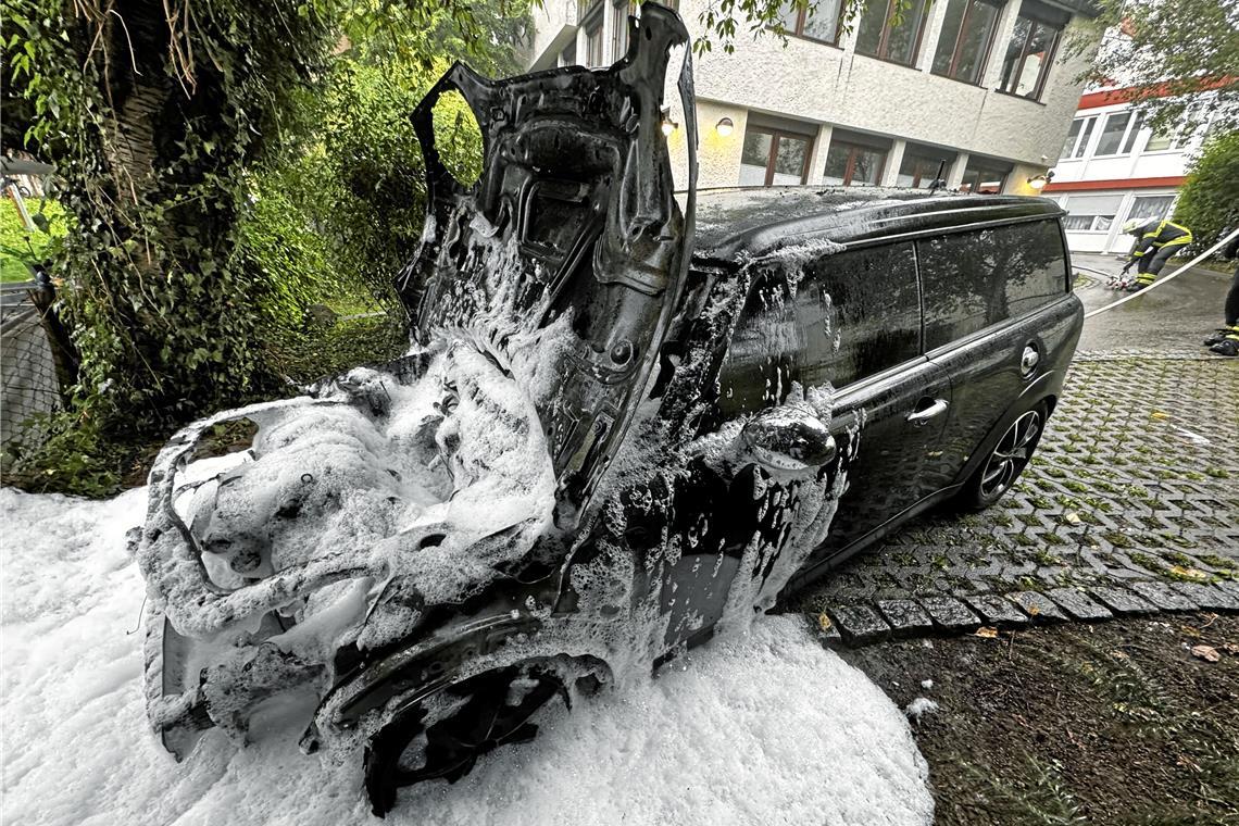 15000 Euro Schaden bei Fahrzeugbrand in Waiblingen Der BMW Mini brannte vollständig aus. Foto: 7aktuell.de/Simon Adomat