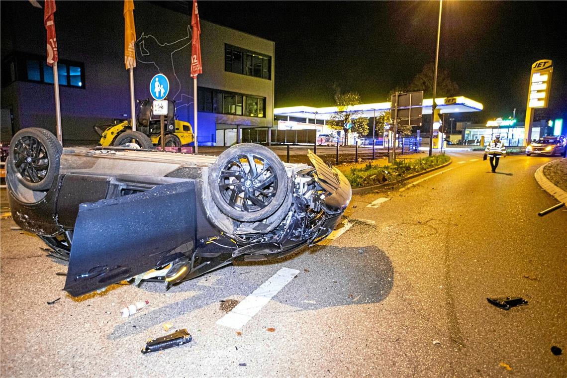 Auto überschlägt sich, Fahrer verletzt Der BMW war nach dem Überschlag völlig zerstört. Foto: 7aktuell/Simon Adomat