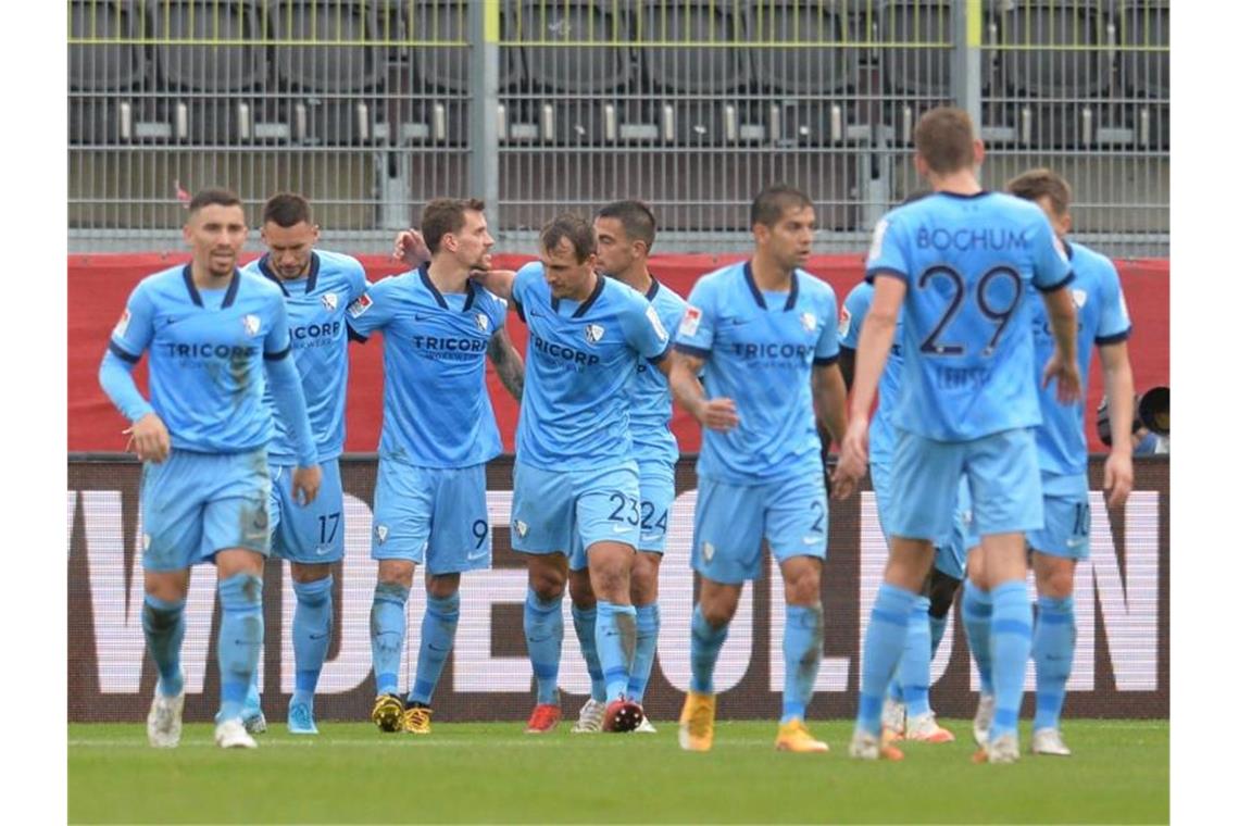 Bochum rückt auf Rang zwei vor - Rückschlag für Hannover Der Bochumer Simon Zoller (3. von links) jubelt mit seinen Mitspielern über sein Tor zum 3:2. Foto: Timm Schamberger/dpa