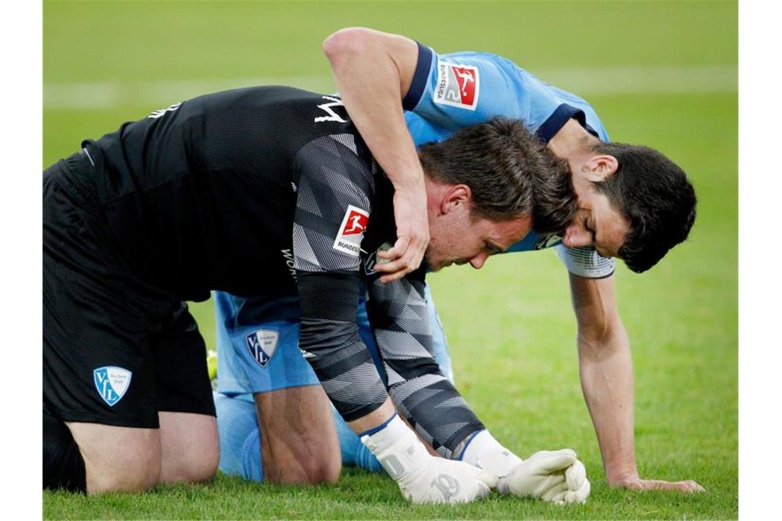 Bochums Keeper Riemann wird emotional: Sieg für Opa Hans Der Bochumer Torhüter Manuel Riemann (l) wird von Mitspieler Anthony Losilla umarmt. Foto: Roland Weihrauch/dpa