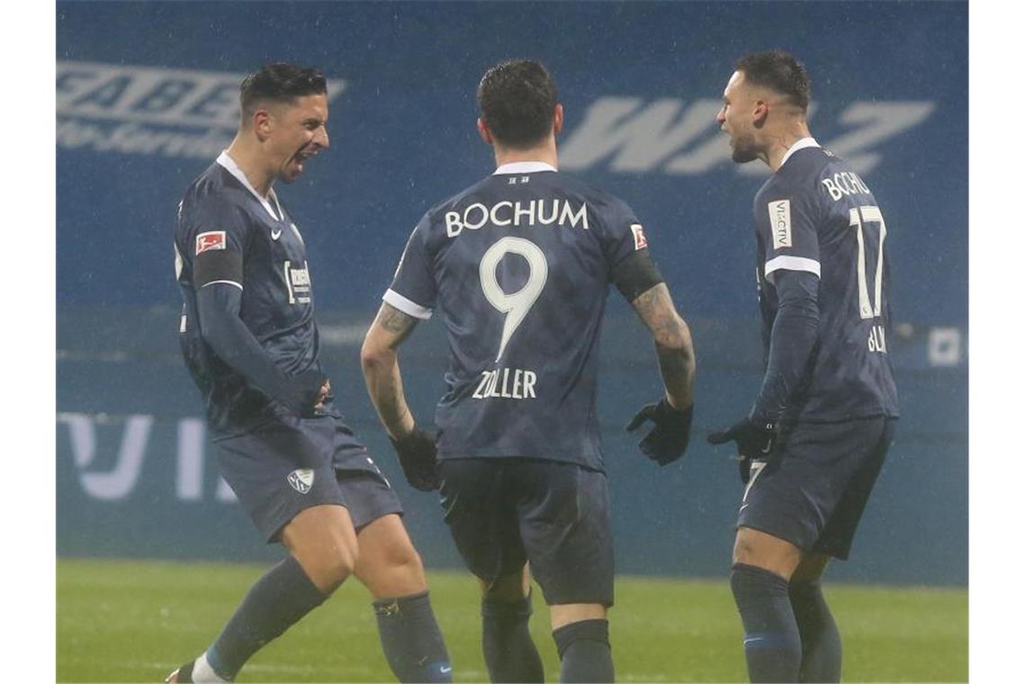 Der Bochumer Torschütze zum 1:0 Danny Blum (r) jubelt mit Simon Zoller (M) und Robert Tesche. Foto: Roland Weihrauch/dpa