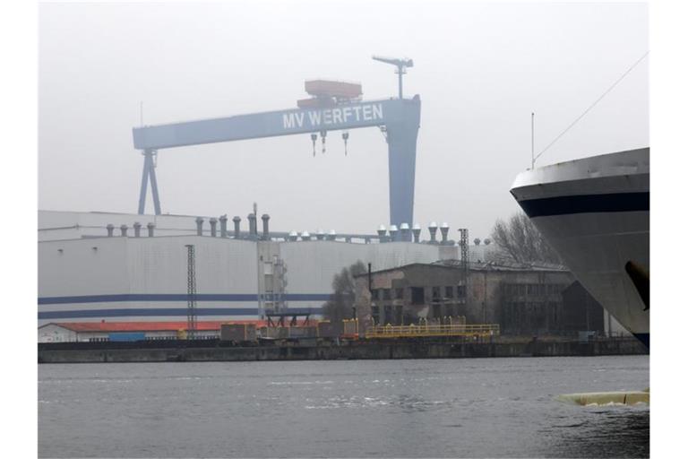 Der Bockkran der Werft in Warnemünde. Foto: Bernd Wüstneck/dpa-Zentralbild/dpa