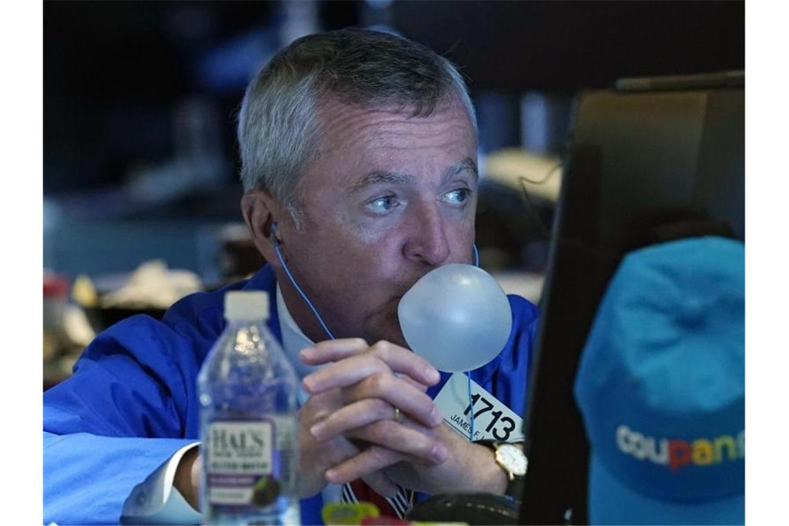 Der Börsenhändler James Lamb arbeitet auf dem Parkett der New York Stock Exchange. Die dortigen Aktienkurse haben einen schlechten Start in die neue Börsenwoche hingelegt. Foto: Richard Drew/AP/dpa