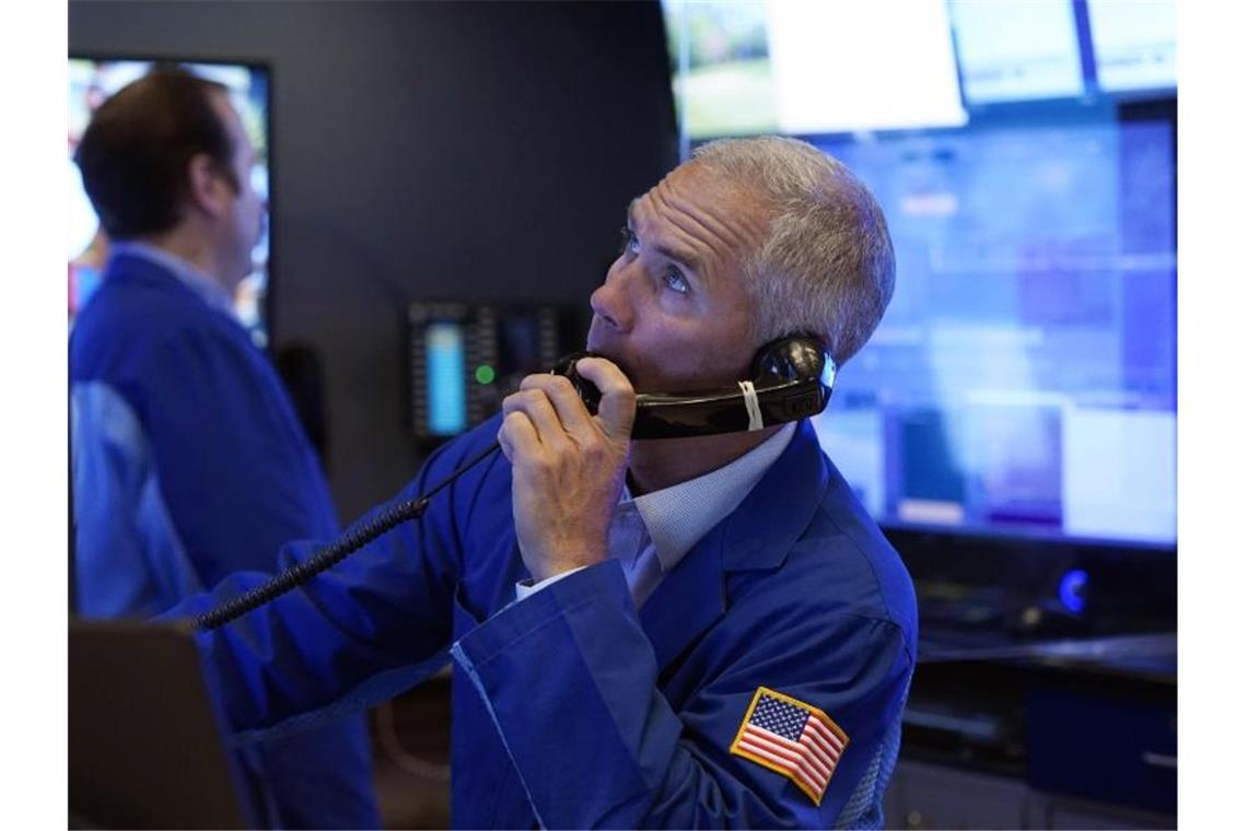 Der Börsenhändler Timothy Nick arbeitet auf dem Parkett der New York Stock Exchange. Die US-Aktienmärkte haben die neue Woche mit weiteren Rekordhochs eingeläutet. Foto: Richard Drew/AP/dpa
