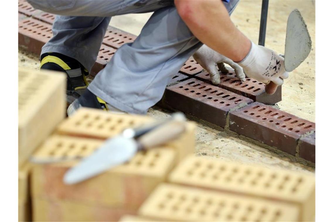 Der Boom im Handwerk hält an - Kunden müssen deswegen lange auf einen Handwerker warten. Foto: Jan Woitas/zb/dpa