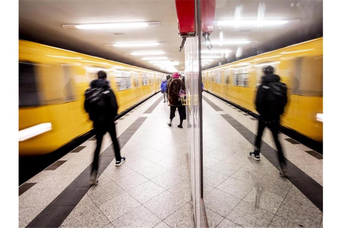 Der boomende Online-Handel stellt deutsche Städte zunehmend vor Logistik-Probleme. Sind U-Bahnen künftig das geeignete Transportmittel für Pakete?. Foto: Christoph Soeder/dpa