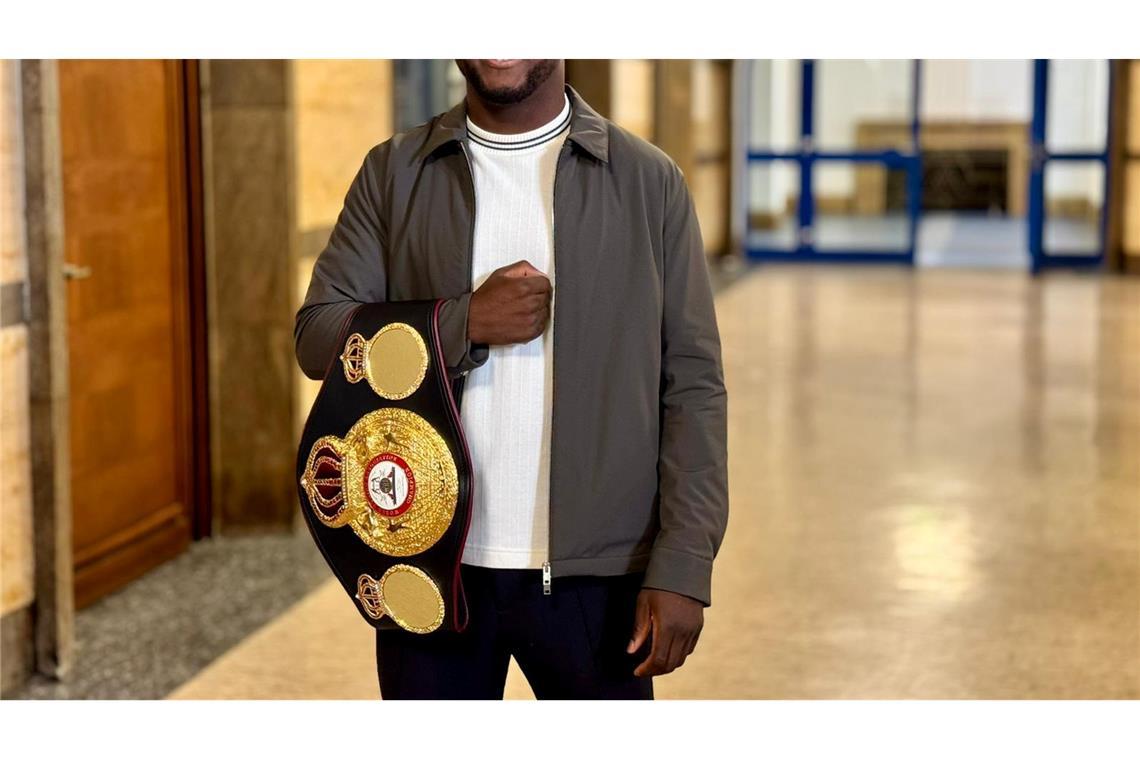Der Boxprofi Abass Baraou mit dem Interimsweltmeistertitel des Verbands WBA.