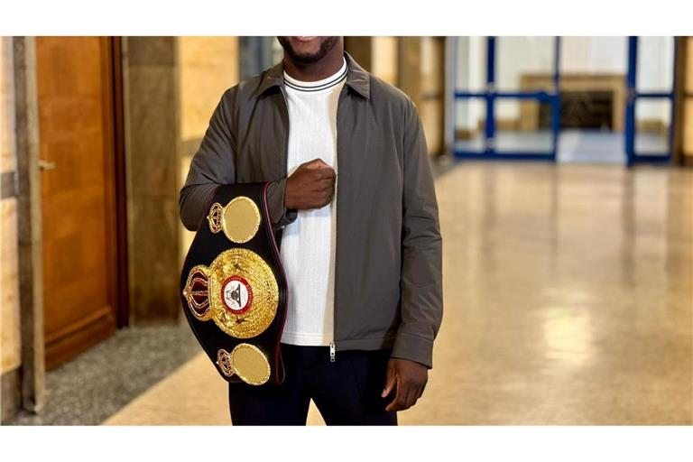 Der Boxprofi Abass Baraou mit dem Interimsweltmeistertitel des Verbands WBA.