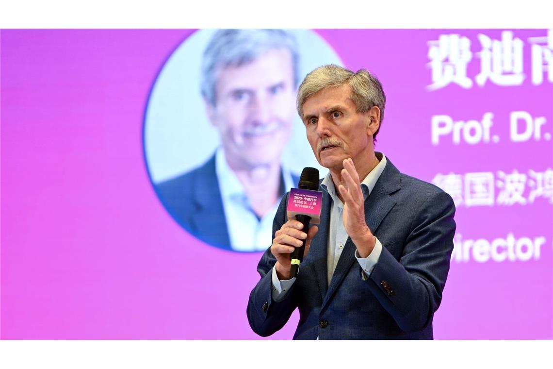 Der Branchenexperte Ferdinand Dudenhöffer beurteilt die Situation von US-Elektroautobauer Tesla trotz gestiegener Nachfrage skeptisch. (Archivbild)