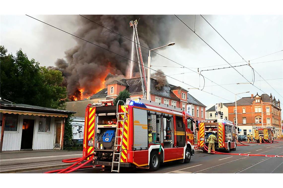 Ehemalige Staatsoperette in Dresden in Flammen Der Brand brach im Dachgeschoss aus.