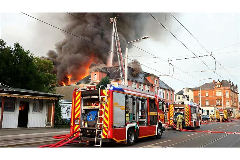 Der Brand brach im Dachgeschoss aus.