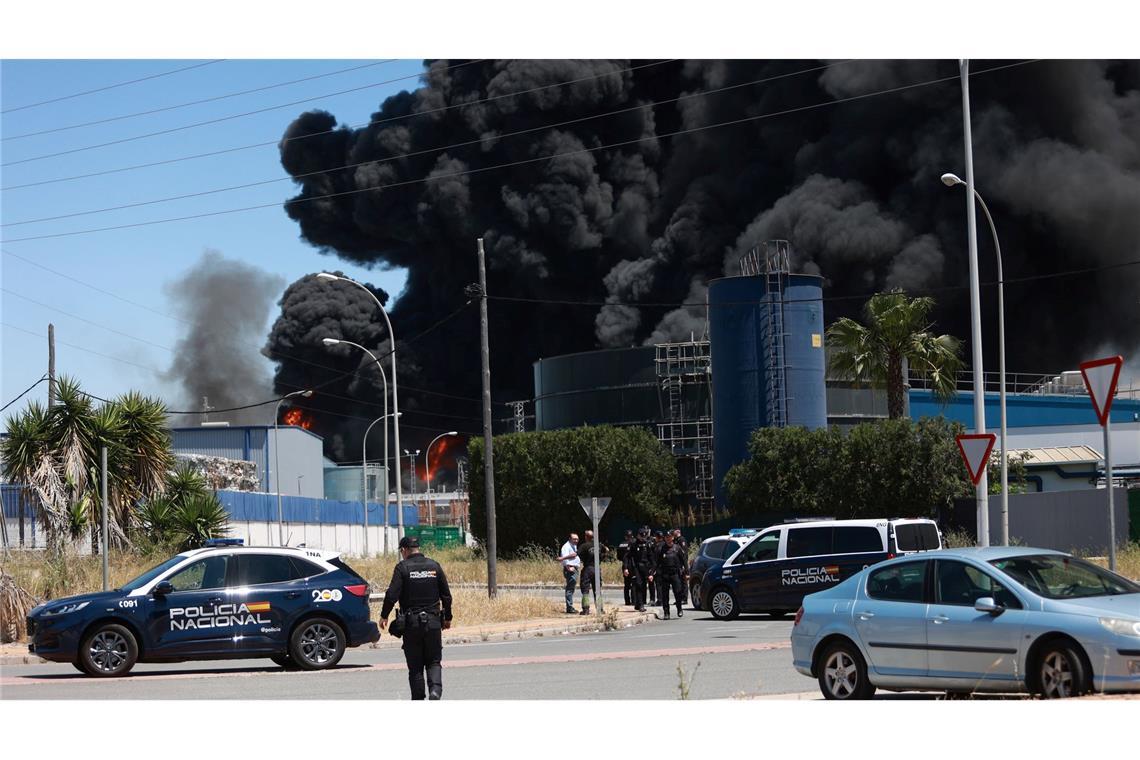 Chemie-Explosion: 77.000 Spanier sollen nicht ins Freie Der Brand brach in einem Industriegebiet südöstlich der Touristenmetropole Sevilla aus. Der Wind dürfte die Rauchwolke jedoch von der Großstadt weg Richtung Osten treiben.